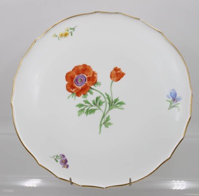 Auktion 359<br>Tortenplatte, Meissen Schwertermarke, Pfeifferzeit, Blumenbemalung, 2 Schleifstriche, D-33cm [1]
