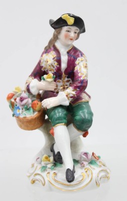 Auktion 359<br>Mann mit Blumenkorb, Sitzendorf, polychr. Bemalung, 1x Blüte mit Chip, H-12,5cm [1]