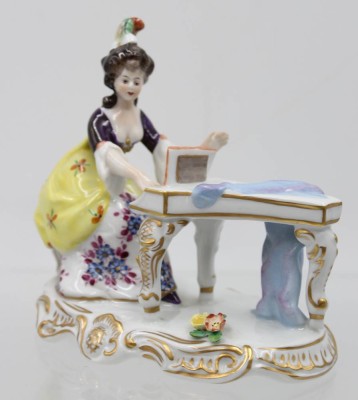 Auktion 359<br>Damen an Spinett, Aelteste Volkstedt, polychr. Bemalung, ca. H-12cm L-13cm [1]