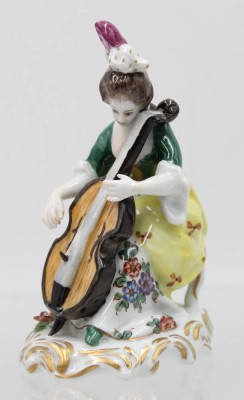Auktion 359<br>Dame mit Cello, Bogen fehlt, Aelteste Volkstedt, polychr. Bemalung, ca. H-12cm [1]