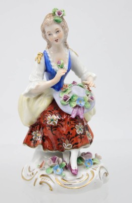 Auktion 359<br>Dame mit Blumenhut, Sitzendorf, polychr. Bemalung, ca. H-12cm [1]