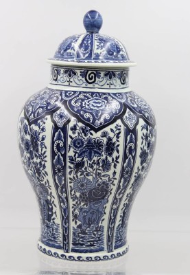 Auktion 359<br>Deckelvase, Royal Sphinx, Delfts, ca. H-33cm [1]