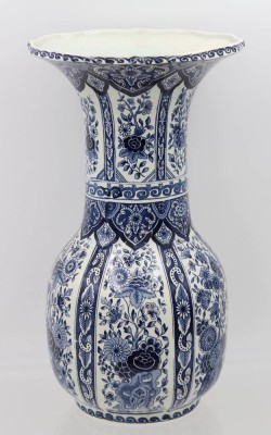 Auktion 359<br>hohe Vase, Royal Sphinx, Delfts, H-35cm [1]