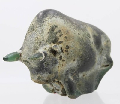Auktion 359<br>Kunstglas-Stier, Boden undeutl. signiert, datiert 1980, leider beide Hörner bestossen und geklebt, H-14,5cm B-22,5cm [1]