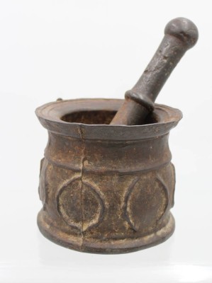 Auktion 359<br>wohl gotischer Mörser, Eisen, ca. H-12,5cm D-15,5cm, aus der Zeit ? [1]