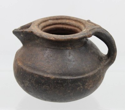 Auktion 359<br>früher Henkelkrug, brauner Scherben, Herkunft  und Alter ?, H-14,5cm ca. D-18,5cm [1]