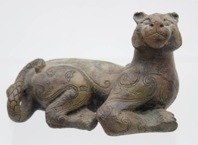 Auktion 359<br>liegender Tiger, wohl China, gemarkt 
