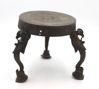 Auktion 359<br>kl. Bronze-Tischchen o.ä., wohl Indien, Fehlteile ?, ca. H-19,5cm D-23cm [1]