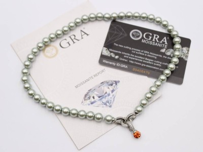 Auktion 359<br>Muschelkernperlenkette in grau mit einen Moissanite von ca. 1ct, ca. L-38cm, Zertifikat anbei [1]