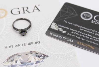Auktion 359<br>Ring mit einem  Regenbogen-Moissanite von ca. 1ct, RG 53 [1]