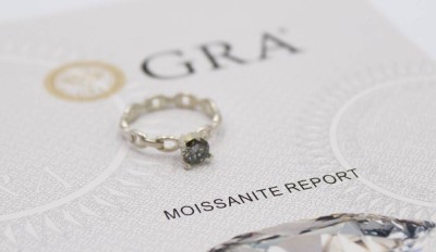 Auktion 359<br>925er Silber-Ring mit einem 0,5ct Moissanite, RG 50, anbei Zertifikat [1]