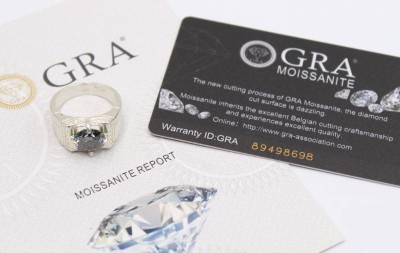 Auktion 359<br>925er Silber-Ring mit einem 4ct  Regenbogen-Moissanite, 7,8gr., RG 61,5, anbei Zertifikat [1]