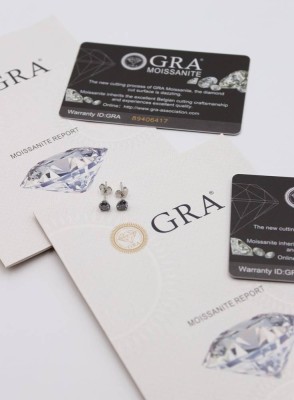 Auktion 359<br>Paar 925er Ohrstecker mit  je einem 0,5ct Regenbogen-Moissanite, Zertifikat anbei, ca. L-1,5cm [1]