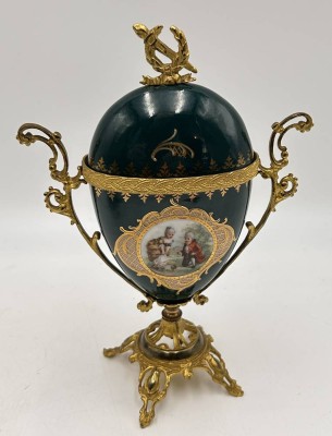 Auktion 359<br>ovoide Deckeldose, Goldstaffage und feuervergoldete Monturen, Kindermotiv, wohl Limoges?H-22 cm, B-16 cm [1]