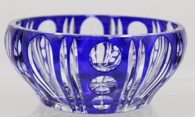 Auktion 359<br>Kristall-Schale, blau überfangen, H-8cm D-18cm [1]
