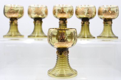Auktion 359<br>6x Weinrömer, Emaillemalerei in gold, Kochem a/R., 1x Stand bestossen, ca. H-14cm [1]