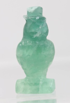 Auktion 359<br>unfertige Figur, Eule mit Zylinder ?, wohl Jade, kl. Bestossungen, ca. H-7cm [1]