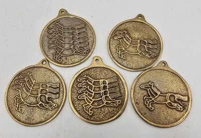 Auktion 359<br>5x div. koreanische  Bronze-Medaillen mit 1-bis 5 Pferden, D-8 cm [1]