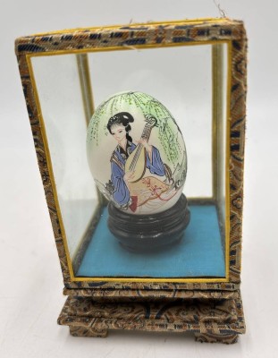 Auktion 359<br>handbemaltes Ei in Glasvitrine. China, H-13 cm, 8x8 cm [1]
