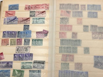 Auktion 359<br>2x Briefmarkenalben, 1x eingeklebt?,  beide nicht voll, wohl alle Welt [1]
