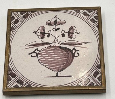 Auktion 359<br>Delfter Fliese als Kannen-Untersetzer, Messing-Fassung, 18.Jhd., 13x13 cm [1]