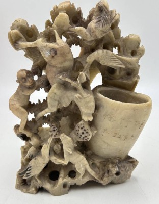 Auktion 359<br>Speckstein-Schnitzerei mit Vase, diese beschriftet?, verschiedene Tiere, H-18 cm [1]