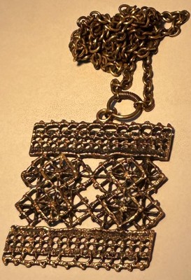 Auktion 359<br>Penti Sarpanevea Bronze Kette mit gr. Anhänger, Finland, L-ca. 75 cm, Anhänger ca. 5x5 cm [1]