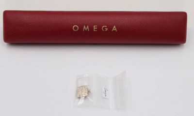 Auktion 360<br>kl. OMEGA-Werk einer Damenuhr sowie OMEGA Etui, Werk leider defekt, ca. 1,5 x 1,2cm, Etui 21,5 x 3,8cm [1]