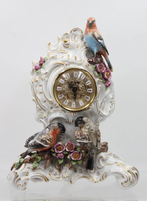 Auktion 360<br>schöne Porzellan-Tischuhr, Drache Unterweissbach, Batteriewerk, plastische Vögel, ca. H-28,5cm B-22cm [1]