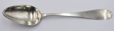 Auktion 360<br>Esslöffel, wohl lötiges Silber, verso Punktgravur u. Datierung von 1880, 51,5gr., L-22,5cm [1]
