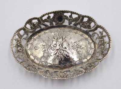 Auktion 360<br>kl. Zierschale, 800er Silber, 28,7gr., H-1,3cm, L-9,5cm [1]