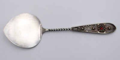 Auktion 360<br>Altländer Gebäckheber 835er Filigran-Silber mit rotem Glasstein , 