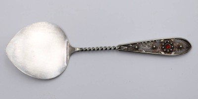 Auktion 360<br>Altländer Gebäckheber 835er Filigran-Silber mit rotem Glasstein , 