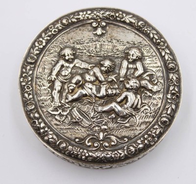 Auktion 360<br>Zierdose, 800er Silber, reliefiert  mit spielenden Knaben, verso Namensgravur und Datierung von 1926, 106gr., H-2,6cm, D-8cm [1]