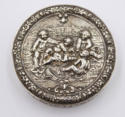 Auktion 360<br>Zierdose, 800er Silber, reliefiert  mit spielenden Knaben, verso Namensgravur und Datierung von 1926, 106gr., H-2,6cm, D-8cm [1]