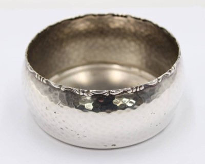 Auktion 360<br>Flaschenuntersetzer, versilbert, Gebrauchsspuren. H-4,4cm D-10cm [1]