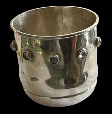 Auktion 360<br>Silberbecher mit umlaufend Mondsteinen, H-6 cm, D-6 cm, 78 gr [1]