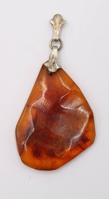 Auktion 360<br>Bernsteinanhänger, älter, L-5,5cm, ca. 3,5gr. [1]
