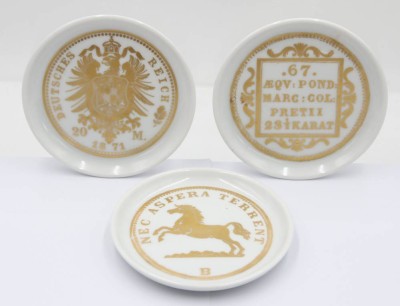 Auktion 360<br>3x Untersetzer, Fürstenberg, Golddekore, je D-10cm [1]