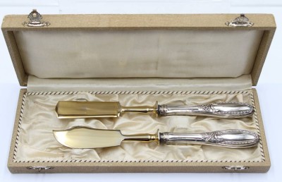 Auktion 360<br>Butter- u. Käsemesser, 800er Silbergriffe, in Kasten, wohl um 1900, ca. L-19,3cm [1]