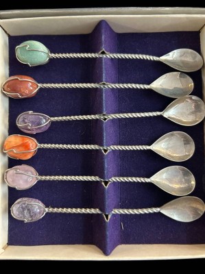 Auktion 360<br>6 Teelöffel, versilbert, Griffende mit Halbedelsteinen, in OVP, L-ca 12 cm [1]