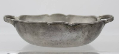 Auktion 360<br>Zinnschale nach antikem Vorbild, datiert 1779, H-6,5cm B-26cm [1]