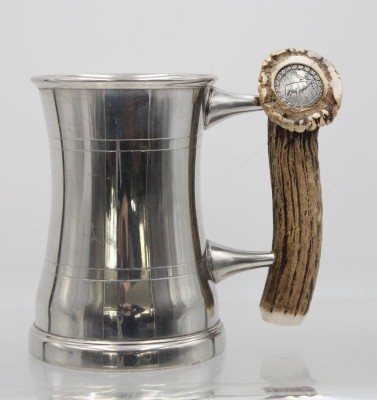 Auktion 360<br>englischer jagdl. Bierkrug, Samuel Peace, Sheffield, Zinn, Glasboden, Geweihgriff, ca. H-15cm [1]