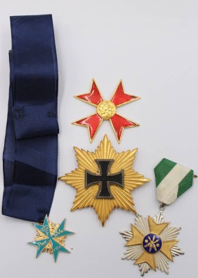 Auktion 360<br>Konvolut div. Abzeichen, wohl  meist Repliken, ca. D-8cm [1]