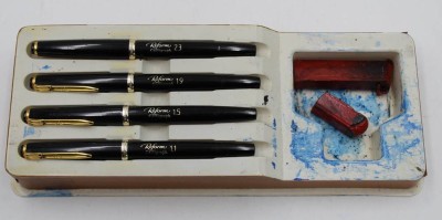 Auktion 360<br>4 Kolbenfüller, Reform Calligraph Germany, bis 1956, schwarzes Kunststoffgehäuse mit goldfarbener Fassung, Spitzenstärken 1.1, 1.5, 1.9, 2.3. [1]