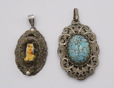 Auktion 360<br>2x Modeschmuckanhänger, älter, ca. L-6cm [1]