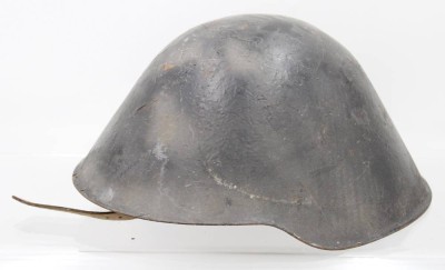 Auktion 360<br>NVA-Stahlhelm, Altersspuren [1]