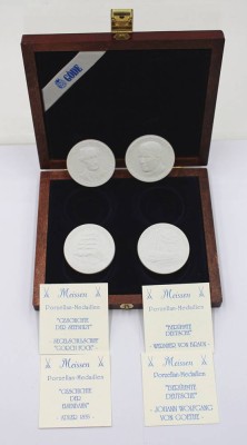 Auktion 360<br>4x Meissen-Medaillen, je ca. D-4,2cm, in Göde-Kasten [1]