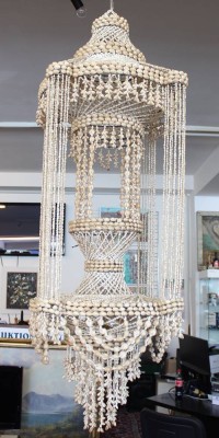 Auktion 360<br>gr. Deckenlampe/Blumenampel aus Muscheln,  wohl Marokko, Mitte 20. Jhd. aus Schnüren von Kaurimuscheln, ca. H-135cm ca. D-55cm [1]
