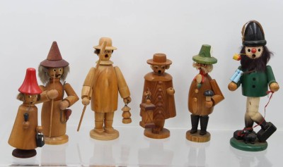 Auktion 360<br>5x div., Erzgebirge-Räuchermännchen, teilw. Gebrauchspuren, Beschädigungen u. Fehlteile, ca. H-24,5cm [1]